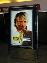 В Киевском метро появилась проекционная реклама 