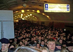 В туннеле московского метро валит дым 