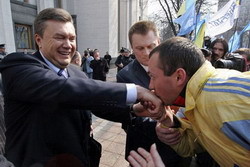 Янукович сделал плохой подарок к празднику 
