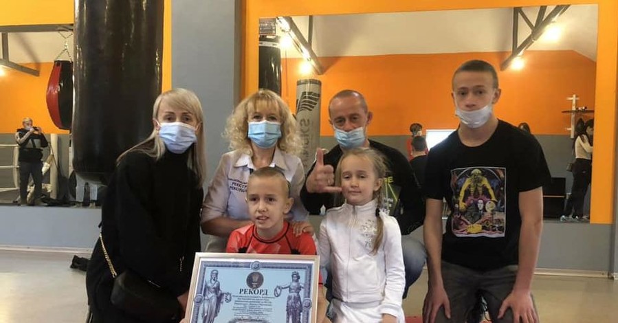 На Киевщине школьник установил рекорд Украины, отжавшись на одной руке 48 раз