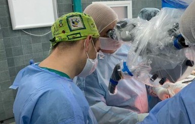 Во Львове врачи провели сложнейшую операцию на мозге 10-летней девочки без кровопотери