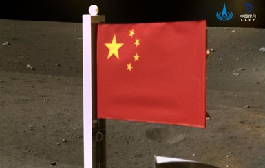 Китай установил на Луне свой флаг