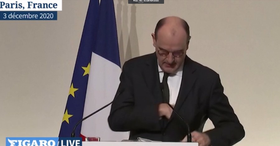 Заработался: премьер-министр Франции на конференции искал очки, которые были на его носу