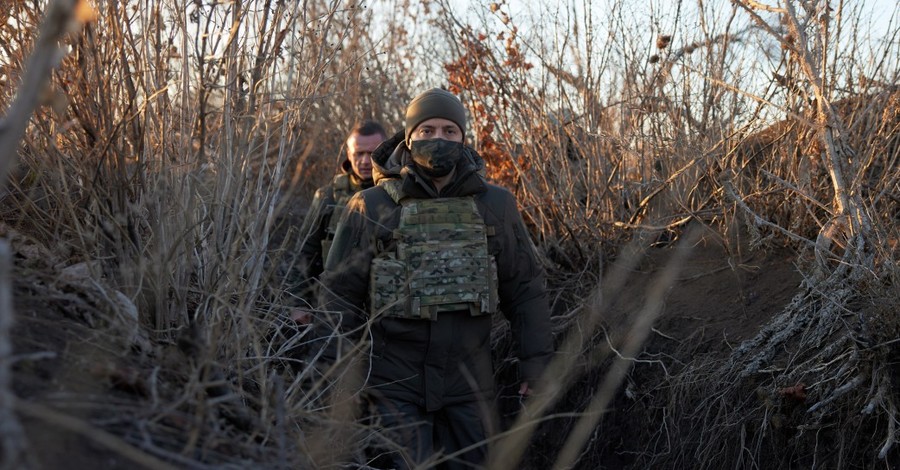 Владимир Зеленский в день ВСУ уехал на Донбасс и получил подарок из артиллерийских снарядов
