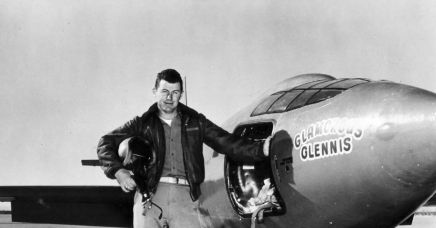 Умер легендарный пилот, первым в истории превысивший скорость звука 