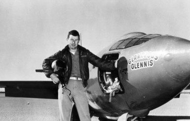 Умер легендарный пилот, первым в истории превысивший скорость звука 