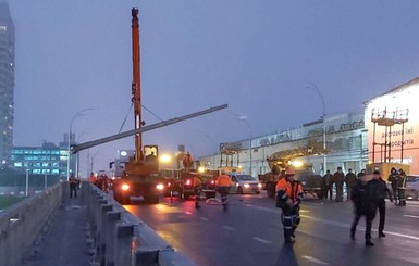 Из-за синхронного падения опор на Шулявском мосту открыли дело и назвали число поврежденных авто