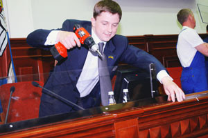 Олесь Довгий наводит порядки в Киевсовете с помощью… дрели 