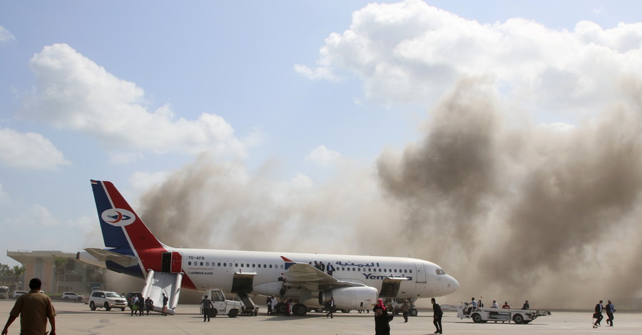В аэропорту Йемена во время прилета нового правительства прогремел взрыв