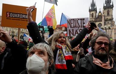 Жители Праги вышли на протест из-за продления локдауна