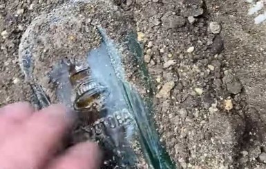 В Одессе рабочие нашли 100-летнюю бутылку коньяка 