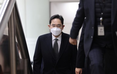 Главу Samsung приговорили к двум с половиной годам тюрьмы