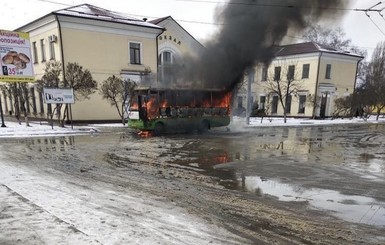 В Харькове возле вокзала сгорела маршрутка: водитель выскочил в последний момент 