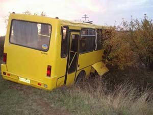 В Крыму легковушка врезалась в автобус с туристами 