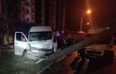 В Запорожье набитая пассажирами маршрутка снесла столб. Пострадали 14 человек