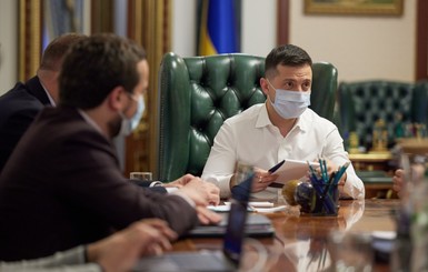 Зеленский встретился с руководителями “ведущих телеканалов” после блокировки NewsOne, ZIK и 