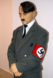 В первый день открытия музея восковому Гитлеру оторвали голову 