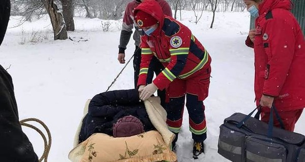 Снегопад на Львовщине: врачам пришлось везти пациентку с инфарктом на санях