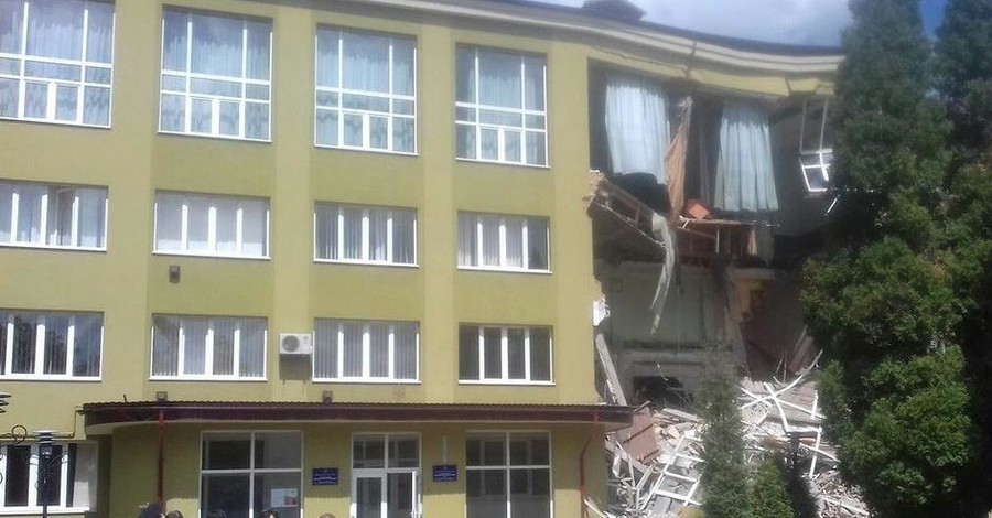 Обвал в колледже в Ивано-Франковской области: из здания эвакуировали 20 человек