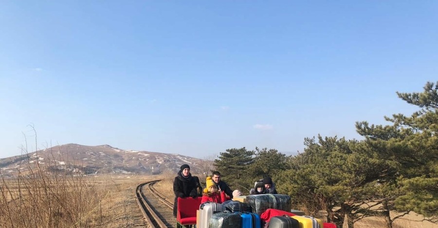 Сотрудник посольства РФ более километра толкал самодельную дрезину с людьми и чемоданами, чтобы выехать из КНДР