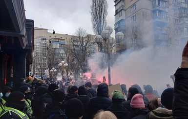 Протест в защиту Стерненко в Киеве: зажженные файера полетели в окна Офиса генпрокурора