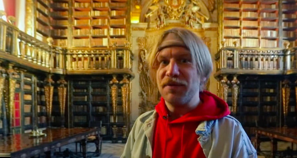  Иван Дорн попал в старинную библиотеку с летучими мышами