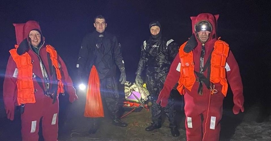 Под Киевом спасли рыбаков, которые уплыли на льдине