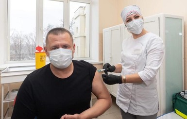 Борис Филатов вакцинировался от коронавируса и похвастался любовью медсестер