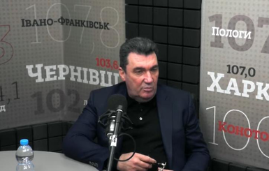 Данилов предположил, что у Януковича и Азарова есть активы в Украине