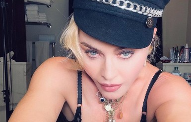 Мадонна опубликовала откровенные снимки в шляпе от украинского дизайнера