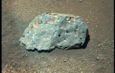 NASA обнаружили на Марсе загадочный голубой камень
