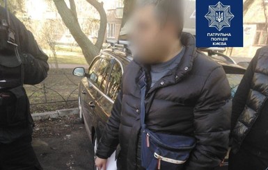 В Киеве задержали мужчину, который плюнул в лицо кассиру