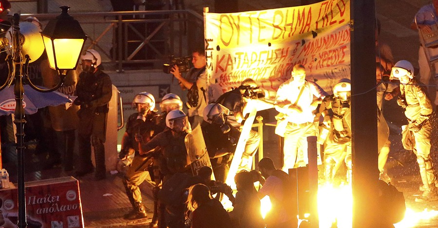 Против демонстрантов в Афинах применили слезоточивый газ