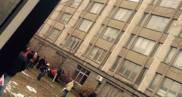 В Киеве из окна на 7 этаже учебного корпуса КПИ выбросился студент