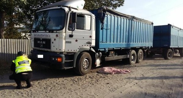 В Харьковской области грузовик насмерть сбил школьницу