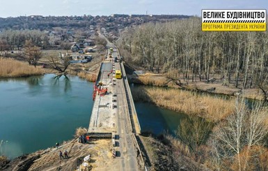 Факт. На виїзді з Чугуєва відновлюють міст через Сіверський Донець