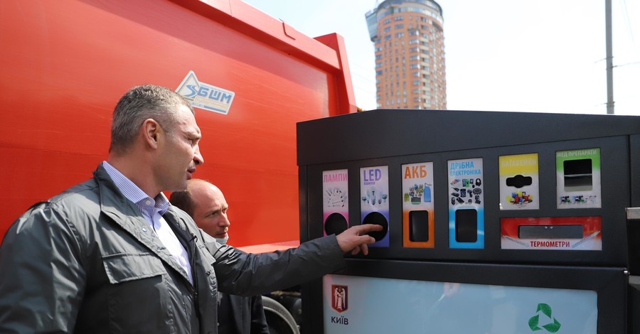 В Киеве появятся новые контейнеры для раздельного сбора опасных отходов