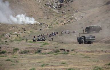 Кыргызстан заявил обстреле жилых домов военными, на границе проходит массовая эвакуация
