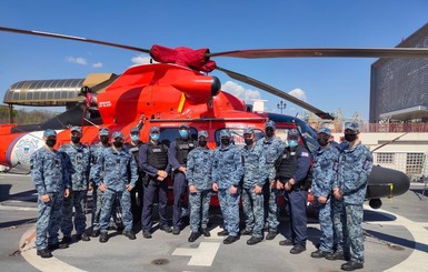 Катер Береговой охраны США в Одессе проводили концертом на вертолетной палубе