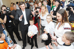 Ющенко раздает ключи от домов Ахметова  