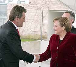 Ющенко отвел Ангелу Меркель в дом с химерами 