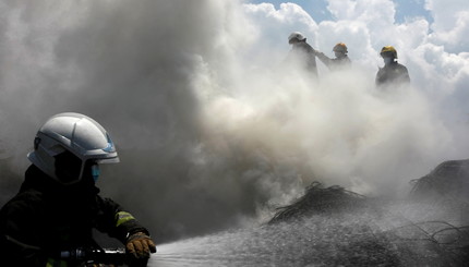 Пожарные пытаются потушить пожар на куче проводов в помещении Секции управления окружающей средой, здоровьем и отходами здравоох