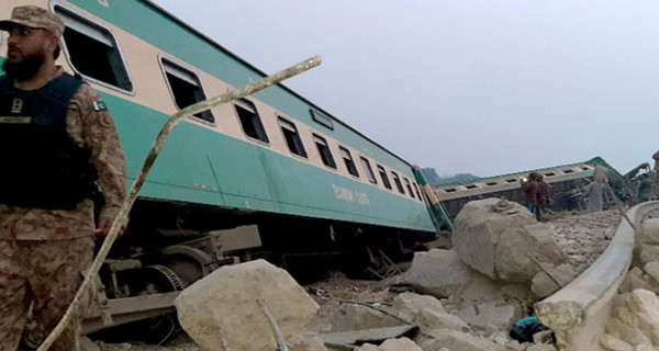 Столкновение поездов в Пакистане: 62 жертвы, спасательная операция продолжается