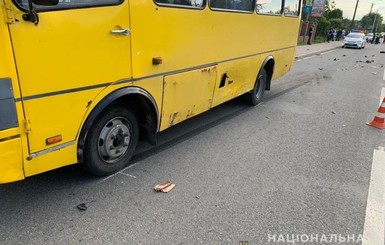 На Львовщине в ДТП с автобусом и легковушкой погиб скутерист