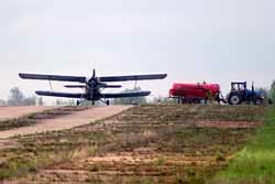 В Житомирской области самолет распылил химикаты над селом 
