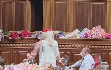 Гришина ответила на “цветочные” претензии Геращенко фотографией с букетами для Парубия