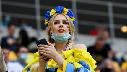 Болельщица сборной Украины перед матчем Украина - Северная Македония, Национальная арена, Бухарест, Румыния