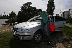 Киевлян начнут штрафовать за мытье авто в речках и озерах 
