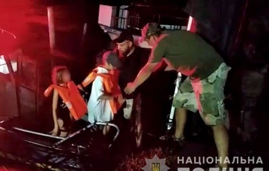 На Херсонщине полицейские спасли пятерых детей, которых в шторм отнесло далеко в море 