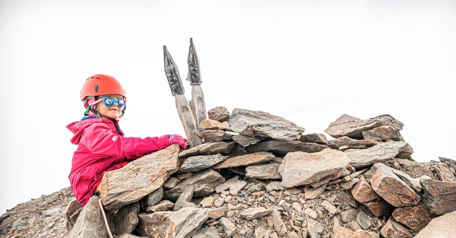 Пятилетняя украинка покорила горную вершину высотой 4008 метров